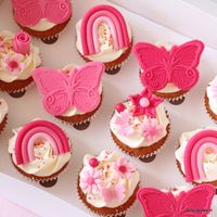 Cupcakes met vlinders en regenbogen